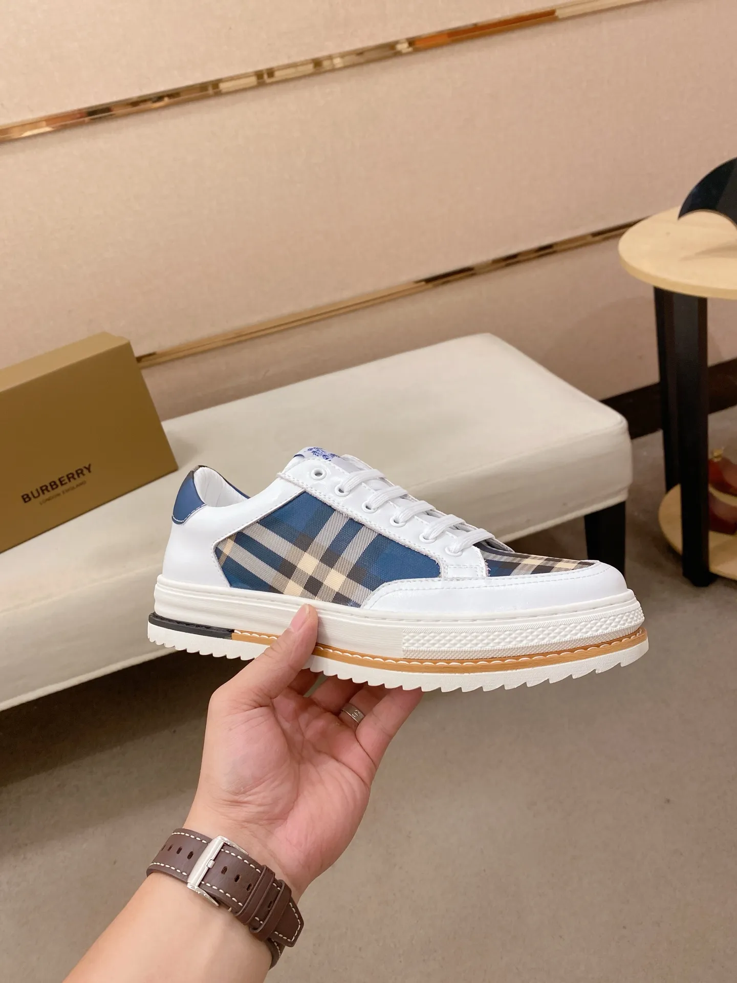 Men's shoes 💰: 420💰🇮🇹🇮🇹BURBERRY's top purchasing agents are available simultaneously at the counter. 🔍🔍On sale at the same time. Positive code number: 38-44 Italian imported first-layer cowhide with fabric. Fully imported sheepskin lining, sole: the original sole is specially provided by the original factory, the exclusive movable molded sole is super comfortable, the original factory follows the order, 🔍🔍high quality, you can go in and out of the counter at will, welcome to compare. Can be customized. 45 non-refundable